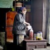 Khumjung (8): Sherpani in Kitchen
