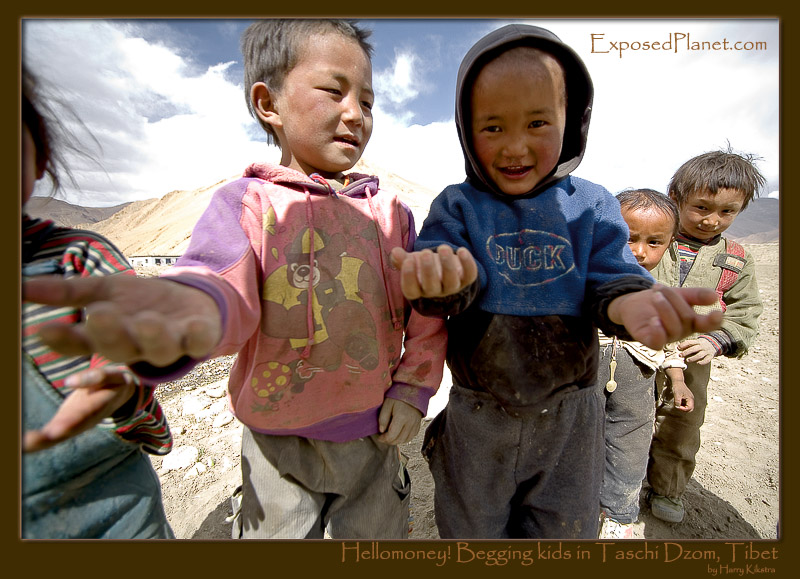 Hellomoney! Street children begging in Tibet
