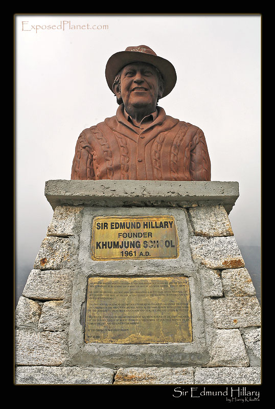 Khumjung (2): Statue of Sir Edmund Hillary